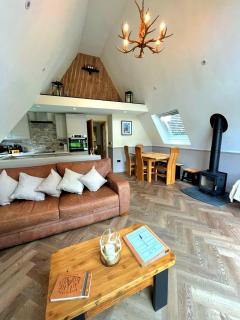 Bonnie Lodge-Lochside Location with Hot Tub - Invergarry - 6