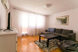 BeeStrick Apartment - Charming and Spacious - 1