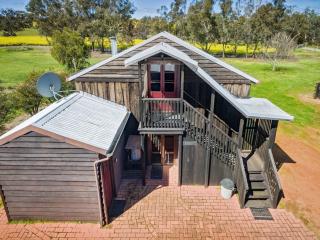 The Dairy - 2 Story Rustic style accommodation with Mod Cons - Hoddy Well - 9