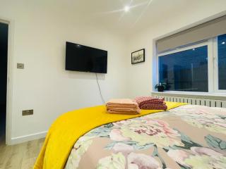 Rooms in a beautiful house with free on St parking - Hove - 1