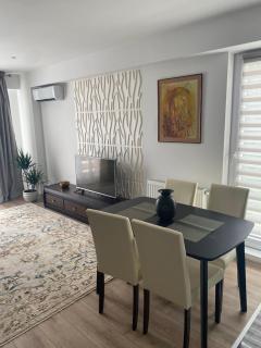 Bucharest Airport & Therme Apartments -- Five minutes driving distance -- Self-check-in -- Free Parking -- 20 minutes walking distance to airport -- Free Coffee & Tea -- Night Check-in till 5 am -- Next to train to Bucharest --Balcony - Otopeni - 3