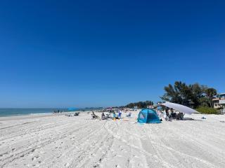 Bradenton Beach Club Bliss-3 Bedroom-2 Bathroom Condo-Elevator-2 Pools-Hottub-Private Beach Access - Bradenton Beach - 1