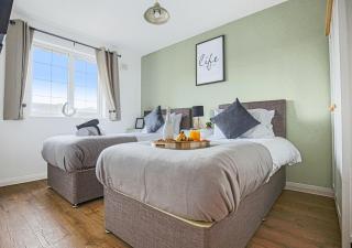 Walnut House - Close to City Centre - Free Parking, Fast Wifi and Smart TVs by Yoko Property - Milton Keynes - 0