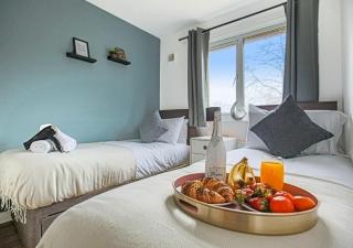 Walnut House - Close to City Centre - Free Parking, Fast Wifi and Smart TVs by Yoko Property - Milton Keynes - 4