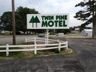 Twin Pine Motel - Tipton - 0