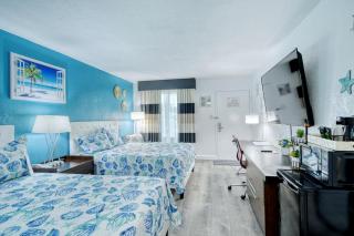 All-New, First Floor, Huge Pool, 70 inch TV, Tiki Bar - 8