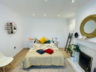 Rooms in a beautiful house with free on St parking - Hove - 0