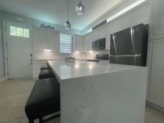 Modern Townhouse with Pool Close to Disney & Silver Spurs Arena - Kissimmee - 0