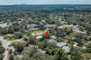Adventure Awaits in Tampa Bay with Beautiful Decor 4BR with Backyard Oasis Near Busch Gardens & Adventure Island - Tampa - 5