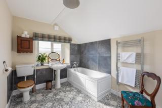 Luxury Farmhouse with Stunning Views and Hot Tub - Ebberston - 5