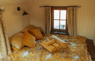 Glamping in Wiltshire in our luxury Shepherds Hut - 6