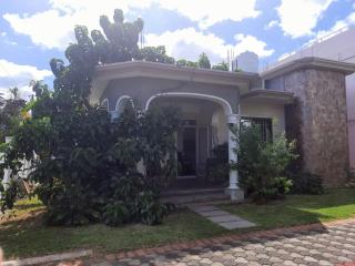 Cardamon Villa is a 2 bedroom with 1 bathroom and seperate toilet detached house with AC and swimming pool , 5 minutes walk from Flic en Flac public beach - Flic-en-Flac - 8