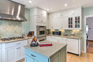 Walkable New Haven Retreat with Ocean Views! - New Haven - 2