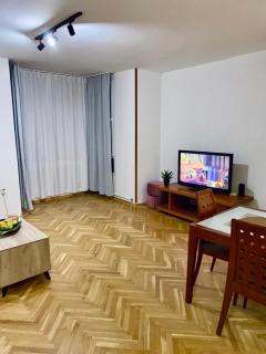 Regina's 2bedroom Near Square - 4