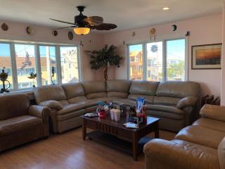 Beach House Retreats 6-just 30 Steps from the Beach with Rooftop Hot Tub and Gourmet Kitchen - Beach Haven Crest - 6