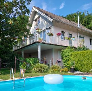 68m2 Ferienwohnung mit Pool und Garten - - 0