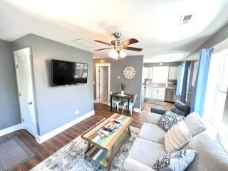 Stylish Cozy Tree House Pet Friendly!!! - Wilmington - 8