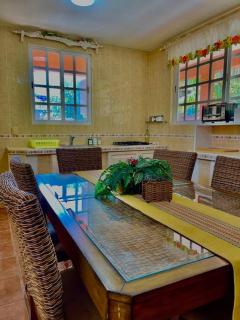 Casa hogareña con excelente ubicación en la ciudad - 2