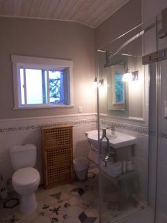 Malaspina Strait Cottage - 2