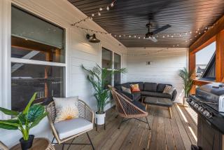 Brand New! Lake View with Arcade Game Room! Fully stocked kitchen! - Hollister - 4