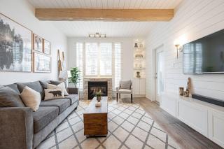 Designer cozy; Ski in/out; hot tub& warm pool. - Whistler - 0