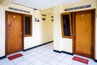RedDoorz Syariah near GOR Satria 4 - 7