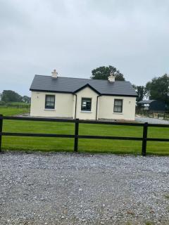 Cosy Cottage & Lake views - 8