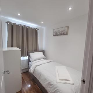 Modern 3bedroom house with Netflix & 2Driveway parking - East Tilbury - 5