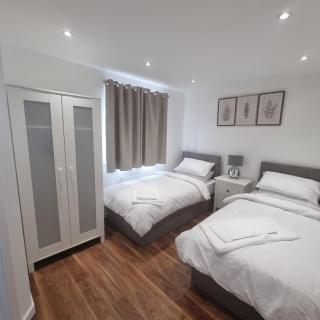 Modern 3bedroom house with Netflix & 2Driveway parking - East Tilbury - 0