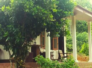 1 Bedroomed Chalet with Kitchen AC/HW Free Parking - Hikkaduwa - 0