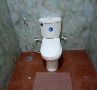1 Bedroomed Chalet with Kitchen AC/HW Free Parking - Hikkaduwa - 4