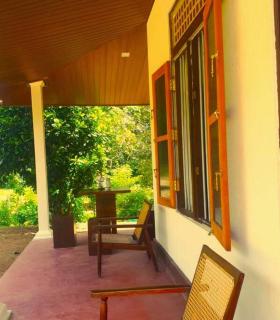 1 Bedroomed Chalet with Kitchen AC/HW Free Parking - Hikkaduwa - 2