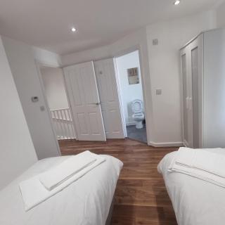 Modern 3bedroom house with Netflix & 2Driveway parking - East Tilbury - 9
