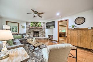 Fun Pet-Friendly Highlands Retreat with Fenced Yard! - 7