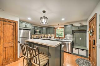 Fun Pet-Friendly Highlands Retreat with Fenced Yard! - Highlands - 2