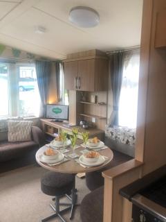 Cosy holiday caravan minutes from the beach - 8