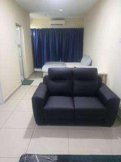 Lovely studio condo with balcony & pool @ Suria Jelutong - 3