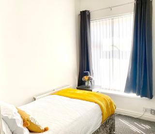 Cosy Cheerful 2 Bedrooms Near Piccadilly, Etihad Stadium Sleeps up to 5 - 8