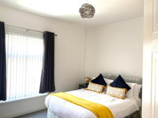 Cosy Cheerful 2 Bedrooms Near Piccadilly, Etihad Stadium Sleeps up to 5 - 6