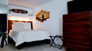 DOWNTOWN Hawaiian Theme Condo with Hot Tub, Pool & Beach - Kona Islander Inn - 1