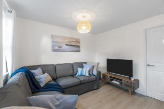 Charming Sea Haven House, Close to the Marina - 3