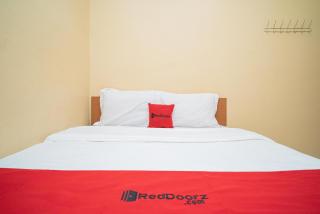 RedDoorz Syariah near Suramadu - Bulakbanteng - 1