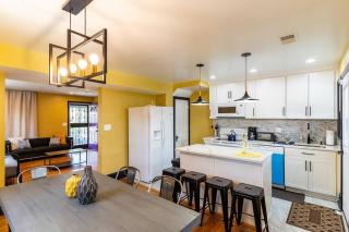 Luxury spacious charming DC row house plus free parking - 0