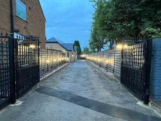 Cheerful 4 Bedroom luxury house with free parking - 9