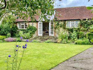 Library Cottage by inspirestays-com - Thakeham - 0