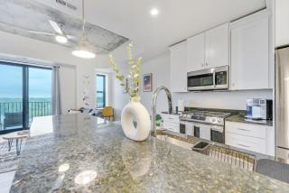 Golden Luxury 1BR - Balcony - High Rise - 2