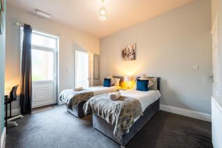 Sheffield Contractors Stays- Sleeps 6, 3 bed 3 bath house. Managed by Chique Properties Ltd - Brightside - 6