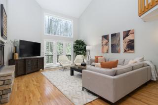 Secluded oasis in Asheville! GAME room MOVIE theater HOT tub - 20 min to Biltmore! - Fairview - 6