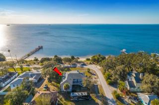 Breathtaking Waterfront Crystal Beach Getaway! - Palm Harbor - 8