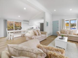 61 Myack Street - Modern 4BR Home in Berridale l WiFi l Aircon - Berridale - 9